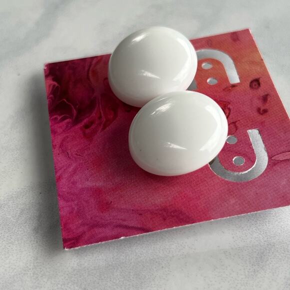 Vintage Trifari White Round Disc Clip-On Earrings - Picture 6 of 7